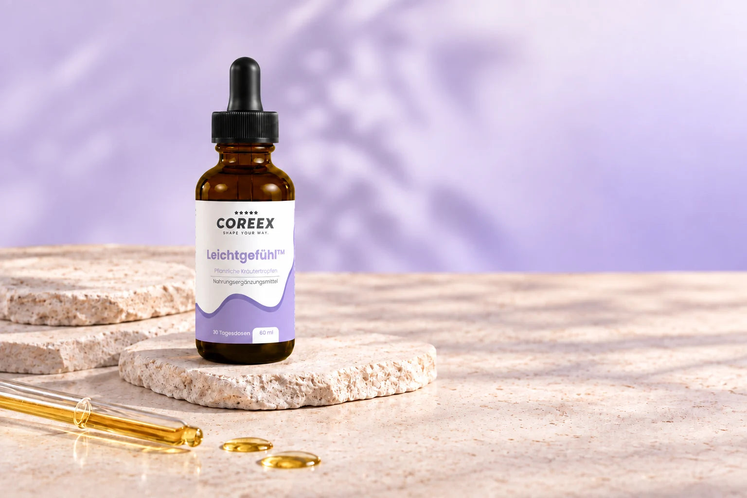 COREEX Leichtgefühl™ Flasche in einer fliederfarbenen Produktinszenierung